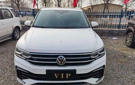 Volkswagen Tiguan II, 2021 год, 2 600 000 рублей, 2 фотография
