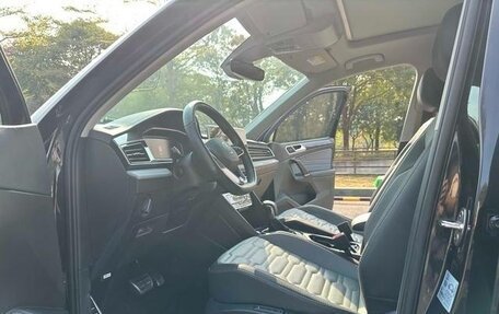 Volkswagen Tiguan II, 2021 год, 2 600 000 рублей, 14 фотография