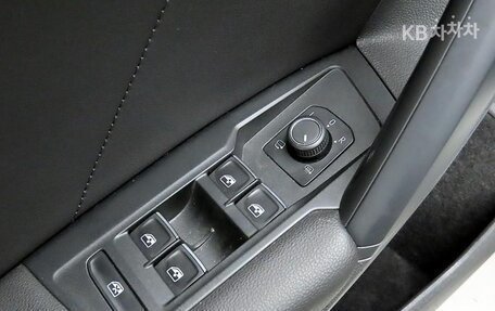 Volkswagen Tiguan II, 2022 год, 3 600 000 рублей, 13 фотография