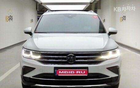 Volkswagen Tiguan II, 2022 год, 3 600 000 рублей, 2 фотография