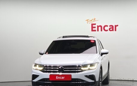 Volkswagen Tiguan II, 2023 год, 2 880 000 рублей, 2 фотография