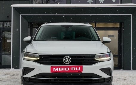 Volkswagen Tiguan II, 2021 год, 3 449 900 рублей, 2 фотография