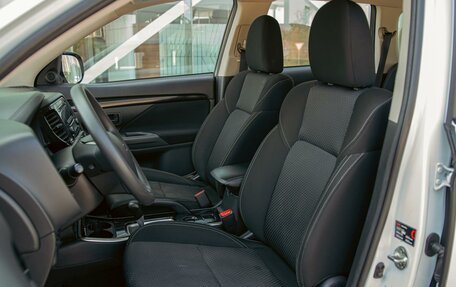 Mitsubishi Outlander III рестайлинг 3, 2021 год, 2 135 000 рублей, 10 фотография