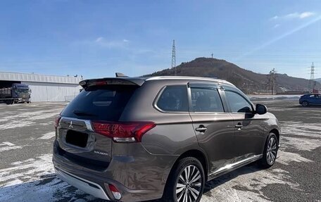 Mitsubishi Outlander III рестайлинг 3, 2022 год, 1 800 000 рублей, 4 фотография