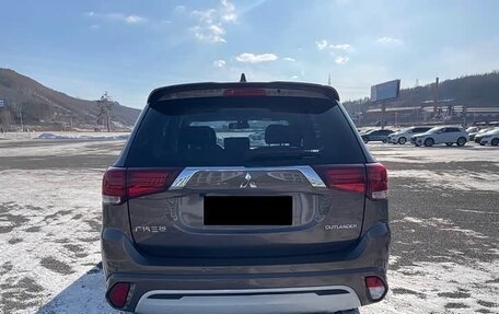 Mitsubishi Outlander III рестайлинг 3, 2022 год, 1 800 000 рублей, 6 фотография