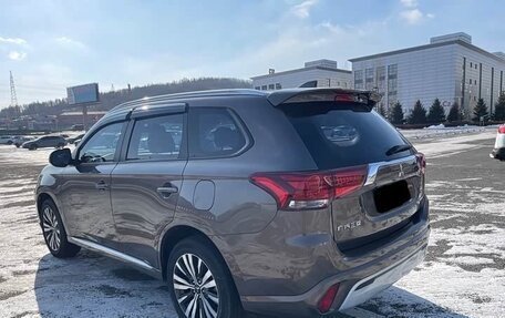 Mitsubishi Outlander III рестайлинг 3, 2022 год, 1 800 000 рублей, 9 фотография