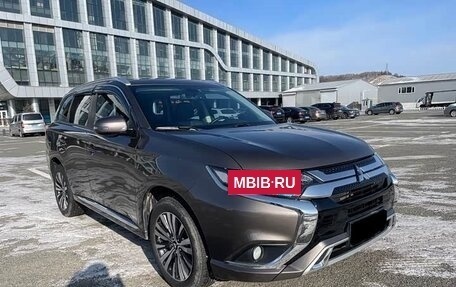 Mitsubishi Outlander III рестайлинг 3, 2022 год, 1 800 000 рублей, 2 фотография