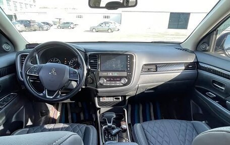 Mitsubishi Outlander III рестайлинг 3, 2022 год, 1 800 000 рублей, 18 фотография