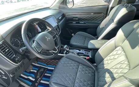 Mitsubishi Outlander III рестайлинг 3, 2022 год, 1 800 000 рублей, 22 фотография