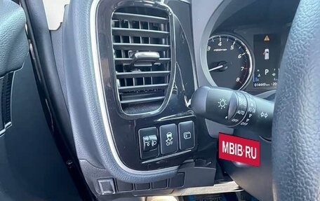 Mitsubishi Outlander III рестайлинг 3, 2022 год, 1 800 000 рублей, 12 фотография