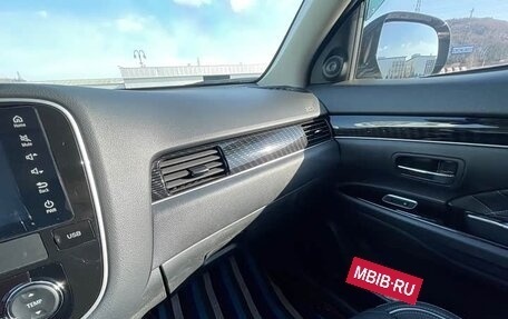 Mitsubishi Outlander III рестайлинг 3, 2022 год, 1 800 000 рублей, 17 фотография