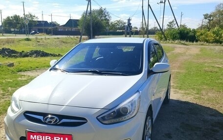 Hyundai Solaris II рестайлинг, 2013 год, 900 000 рублей, 2 фотография