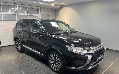 Mitsubishi Outlander III рестайлинг 3, 2019 год, 2 100 000 рублей, 3 фотография