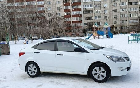 Hyundai Solaris II рестайлинг, 2015 год, 1 100 000 рублей, 2 фотография