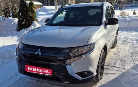 Mitsubishi Outlander III рестайлинг 3, 2020 год, 2 600 000 рублей, 5 фотография
