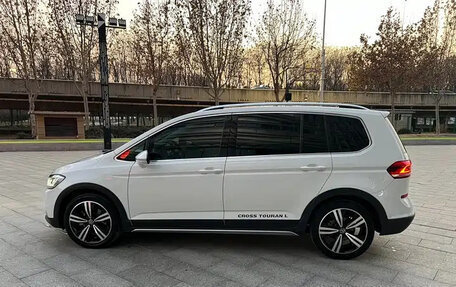 Volkswagen Touran III, 2023 год, 1 590 002 рублей, 8 фотография