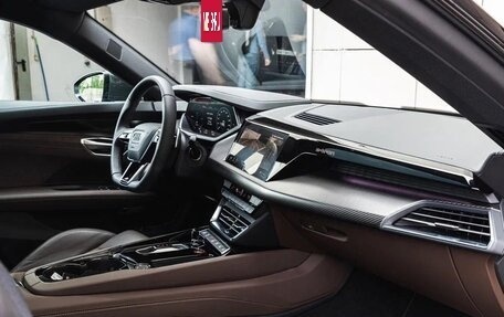 Audi RS e-tron GT, 2021 год, 15 000 000 рублей, 7 фотография