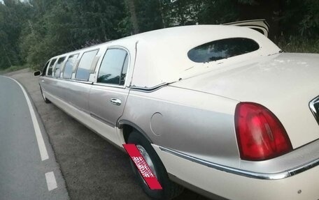 Lincoln Town Car III рестайлинг, 2002 год, 1 500 000 рублей, 1 фотография
