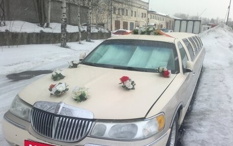 Lincoln Town Car III рестайлинг, 2002 год, 1 500 000 рублей, 3 фотография
