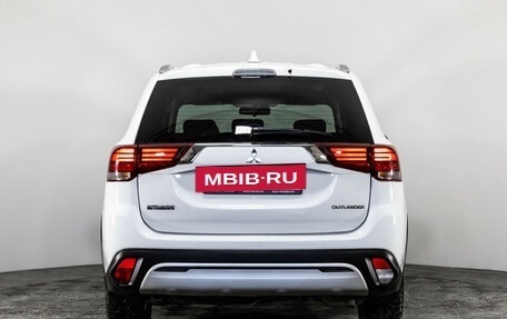 Mitsubishi Outlander III рестайлинг 3, 2018 год, 1 899 000 рублей, 6 фотография