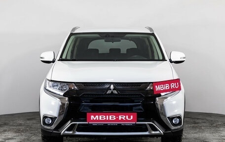 Mitsubishi Outlander III рестайлинг 3, 2018 год, 1 899 000 рублей, 2 фотография