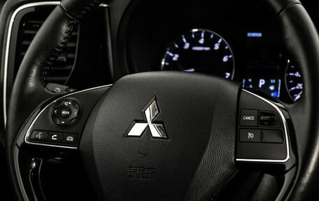 Mitsubishi Outlander III рестайлинг 3, 2018 год, 1 899 000 рублей, 11 фотография