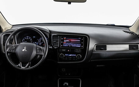 Mitsubishi Outlander III рестайлинг 3, 2018 год, 1 899 000 рублей, 10 фотография