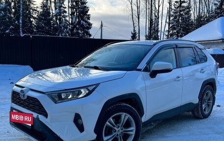 Toyota RAV4, 2021 год, 3 450 000 рублей, 3 фотография