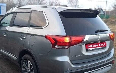 Mitsubishi Outlander III рестайлинг 3, 2019 год, 2 500 000 рублей, 3 фотография