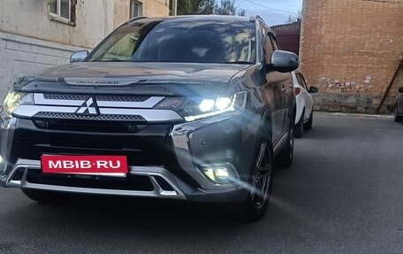 Mitsubishi Outlander III рестайлинг 3, 2019 год, 2 500 000 рублей, 8 фотография