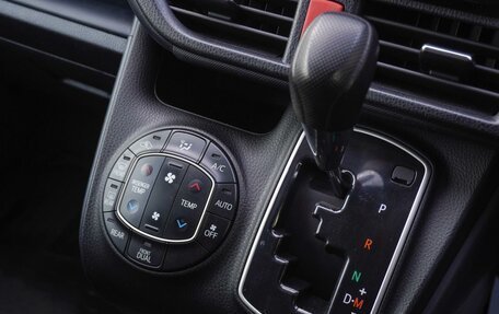 Toyota Voxy III, 2014 год, 1 890 000 рублей, 16 фотография