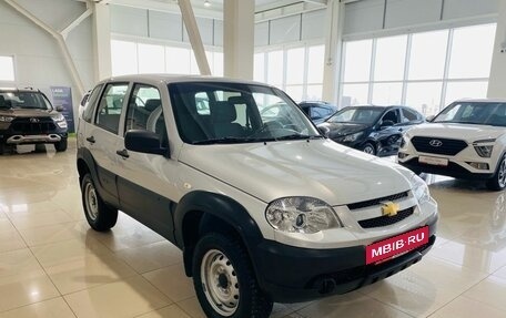 Chevrolet Niva I рестайлинг, 2018 год, 880 000 рублей, 3 фотография