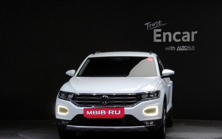 Volkswagen T-Roc I, 2021 год, 1 990 000 рублей, 2 фотография