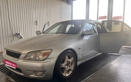 Lexus IS II рестайлинг 2, 1999 год, 800 000 рублей, 1 фотография