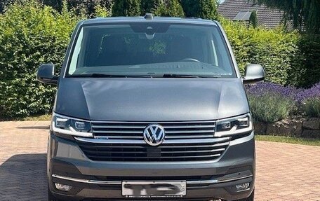 Volkswagen Multivan T6 рестайлинг, 2022 год, 4 600 000 рублей, 2 фотография