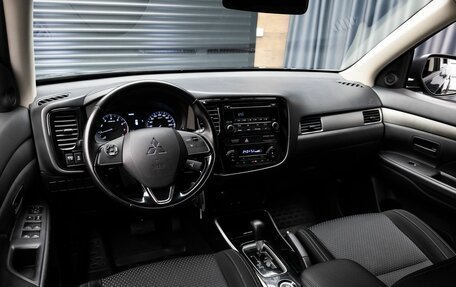 Mitsubishi Outlander III рестайлинг 3, 2017 год, 2 249 000 рублей, 10 фотография