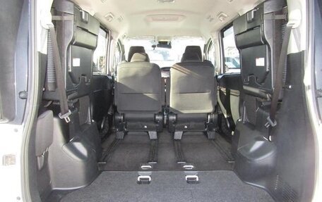 Toyota Voxy III, 2016 год, 1 600 000 рублей, 9 фотография