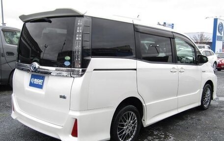 Toyota Voxy III, 2016 год, 1 600 000 рублей, 3 фотография