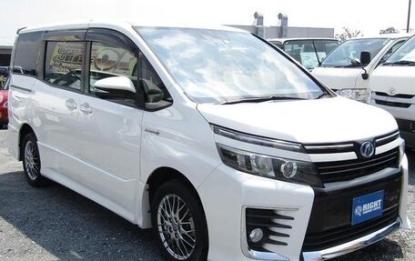 Toyota Voxy III, 2016 год, 1 600 000 рублей, 2 фотография