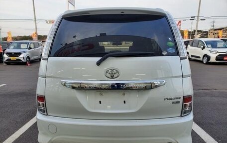 Toyota ISis I, 2015 год, 950 001 рублей, 6 фотография