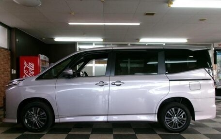 Toyota Voxy, 2022 год, 2 550 000 рублей, 7 фотография