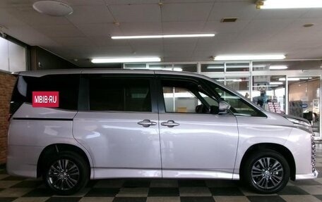 Toyota Voxy, 2022 год, 2 550 000 рублей, 6 фотография