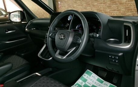 Toyota Voxy, 2022 год, 2 550 000 рублей, 15 фотография