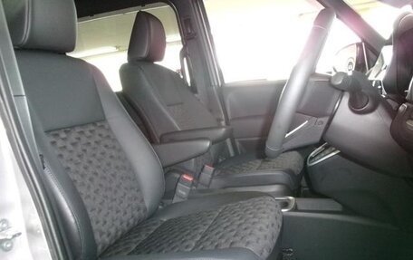 Toyota Voxy, 2022 год, 2 550 000 рублей, 16 фотография