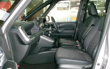 Toyota Voxy, 2022 год, 2 550 000 рублей, 18 фотография