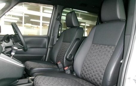 Toyota Voxy, 2022 год, 2 550 000 рублей, 19 фотография