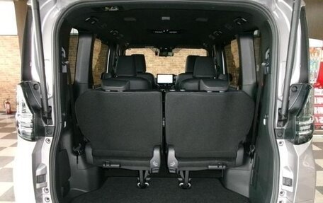 Toyota Voxy, 2022 год, 2 550 000 рублей, 24 фотография