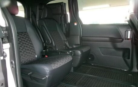 Toyota Voxy, 2022 год, 2 550 000 рублей, 26 фотография