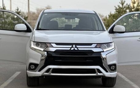 Mitsubishi Outlander III рестайлинг 3, 2022 год, 2 050 000 рублей, 2 фотография