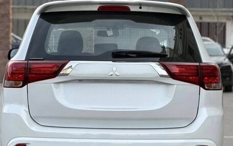 Mitsubishi Outlander III рестайлинг 3, 2022 год, 2 050 000 рублей, 5 фотография